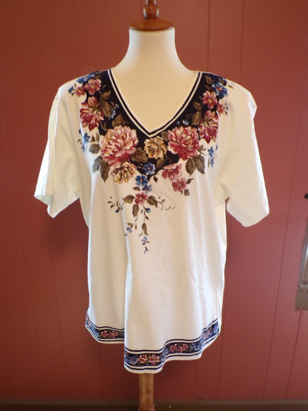 CAPACITY KNITS Women's Tunic Tee Shirt Cream Floral Design V-Neck Size: Medium